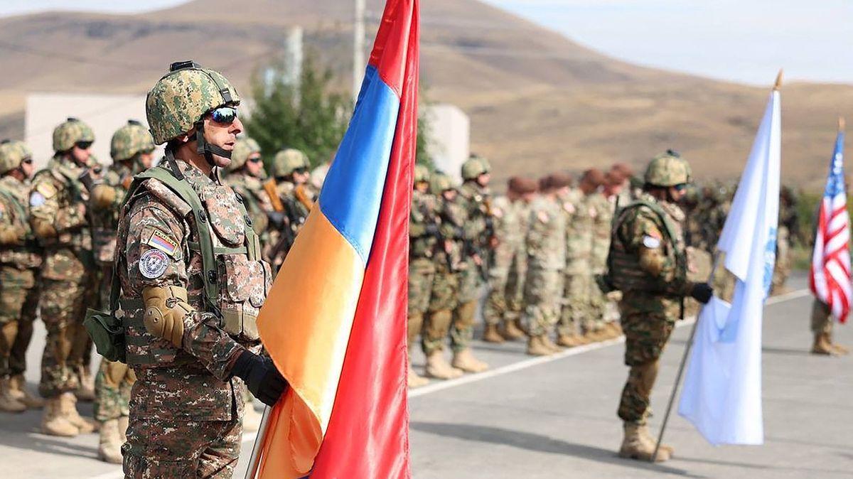 Převrat v Jerevanu nechystáme, dušuje se Moskva. Na hranici Arménie a Ázerbájdžánu zatím přituhuje